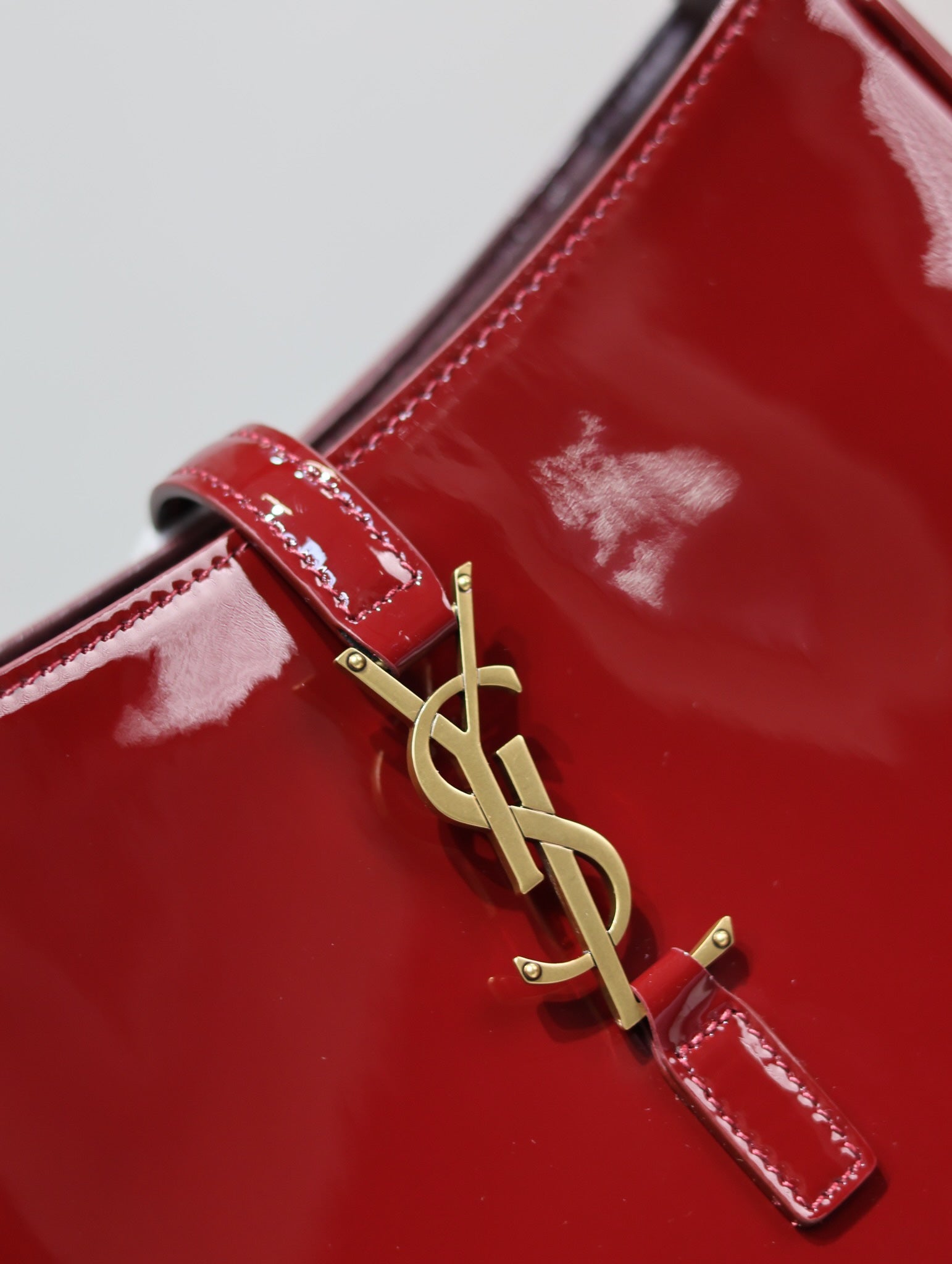 YSL SHOULDER BAG 25 IN RED CALFSKIN GOLD HARDWARE