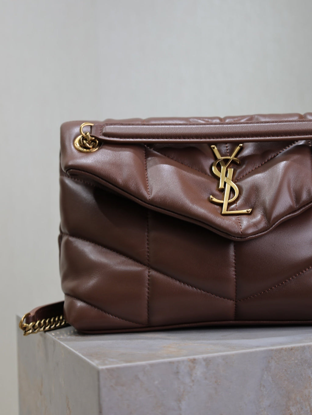 YSL 25S LOULOU PUFFER MM 29 IN DARK BROWN CALFSKIN GOLD HARDWARE
