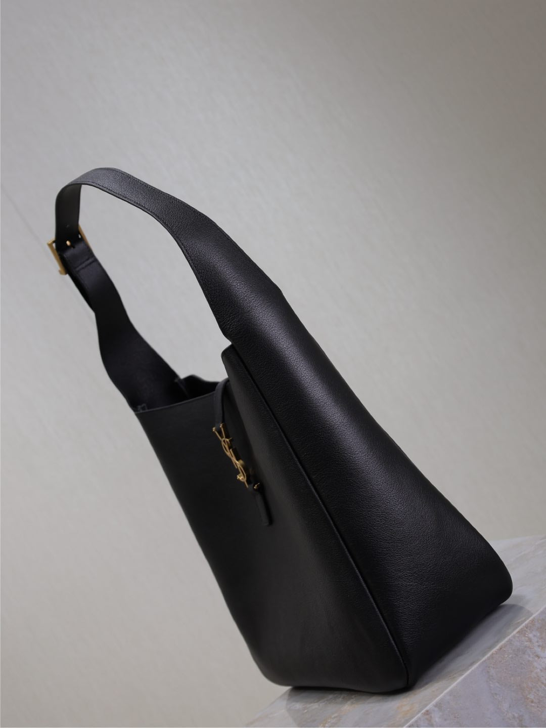 LE 5 À 7 HANDBAG 31 IN BLACK CALFSKIN GOLD HARDWARE