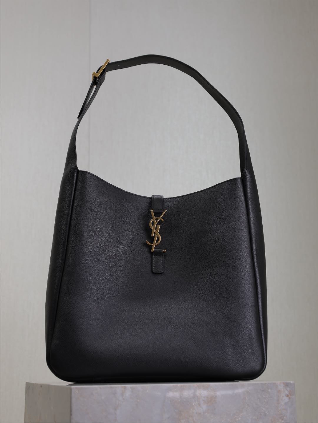 LE 5 À 7 HANDBAG 31 IN BLACK CALFSKIN GOLD HARDWARE