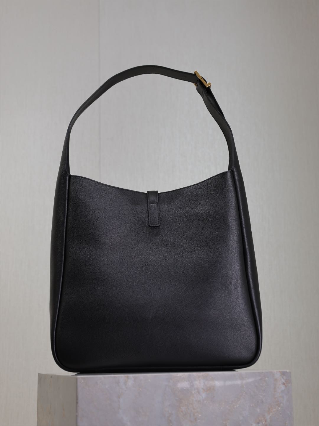 LE 5 À 7 HANDBAG 31 IN BLACK CALFSKIN GOLD HARDWARE