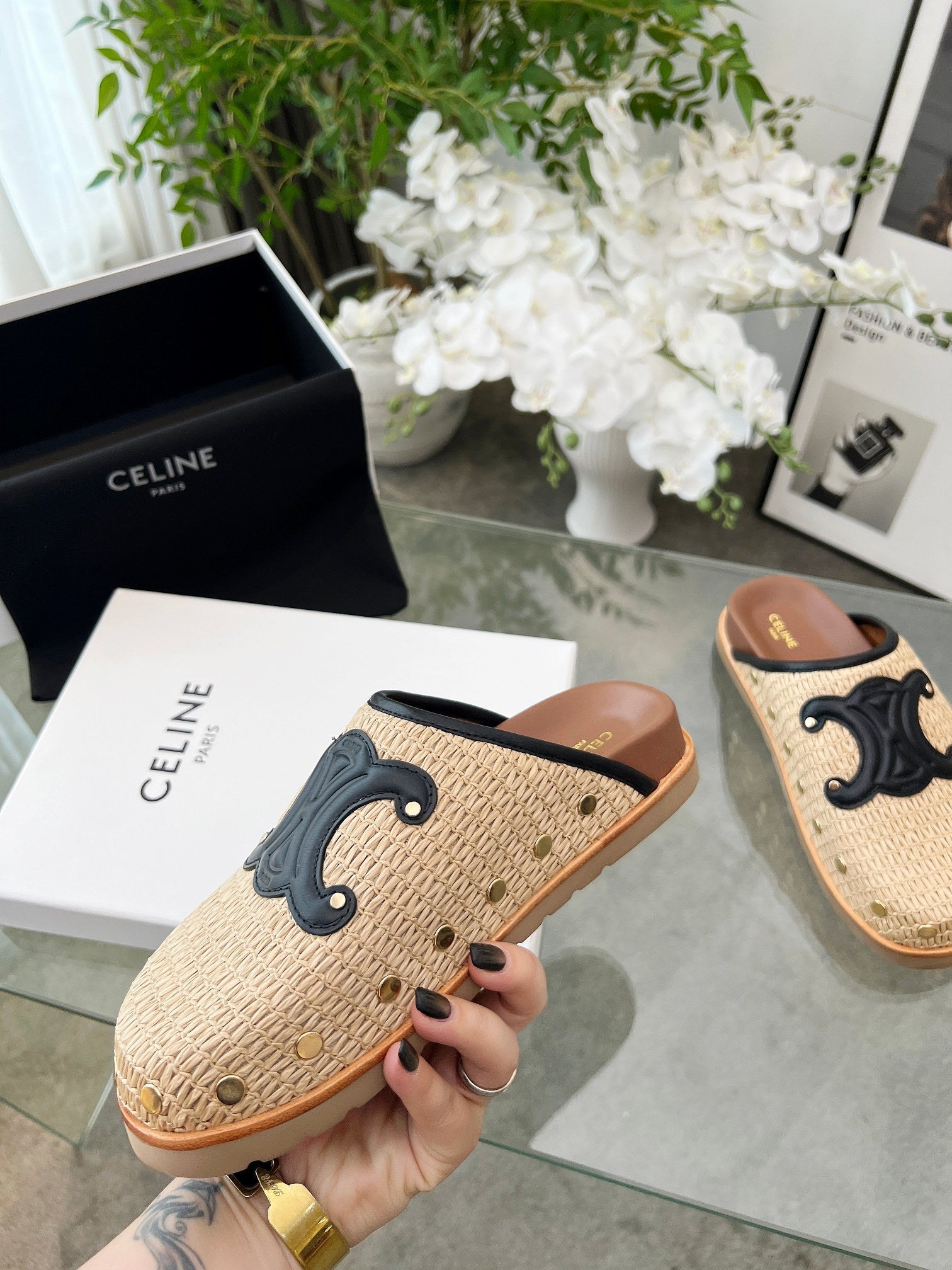 CELINE 26S TRIOMPHE MULES IN BEIGE RAFFIA AND BLACK CALFSKIN