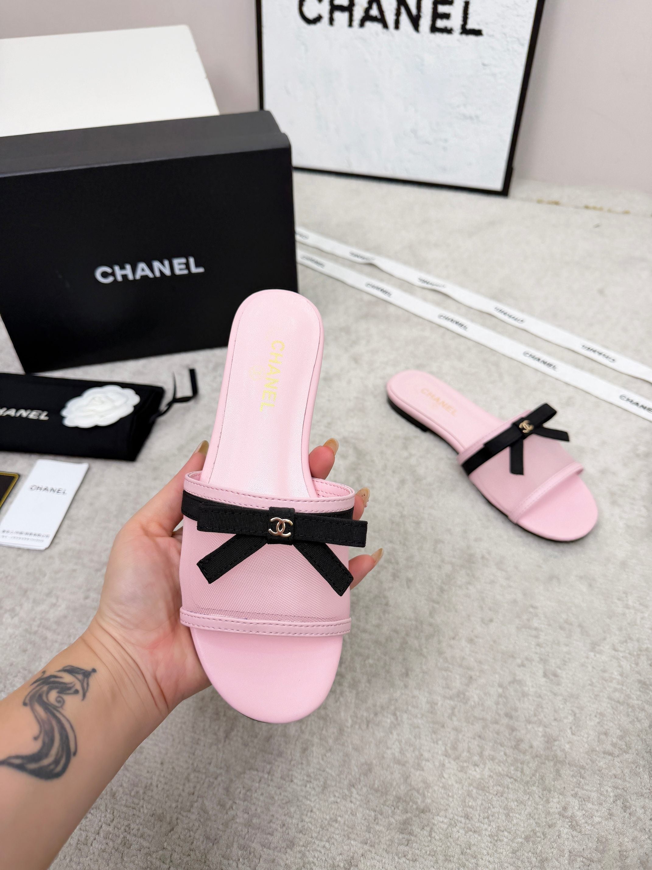 CHANEL 26S SLIDE SANDALS IN PINK MESH AND CALFSKIN WITH BLACK RIBBON