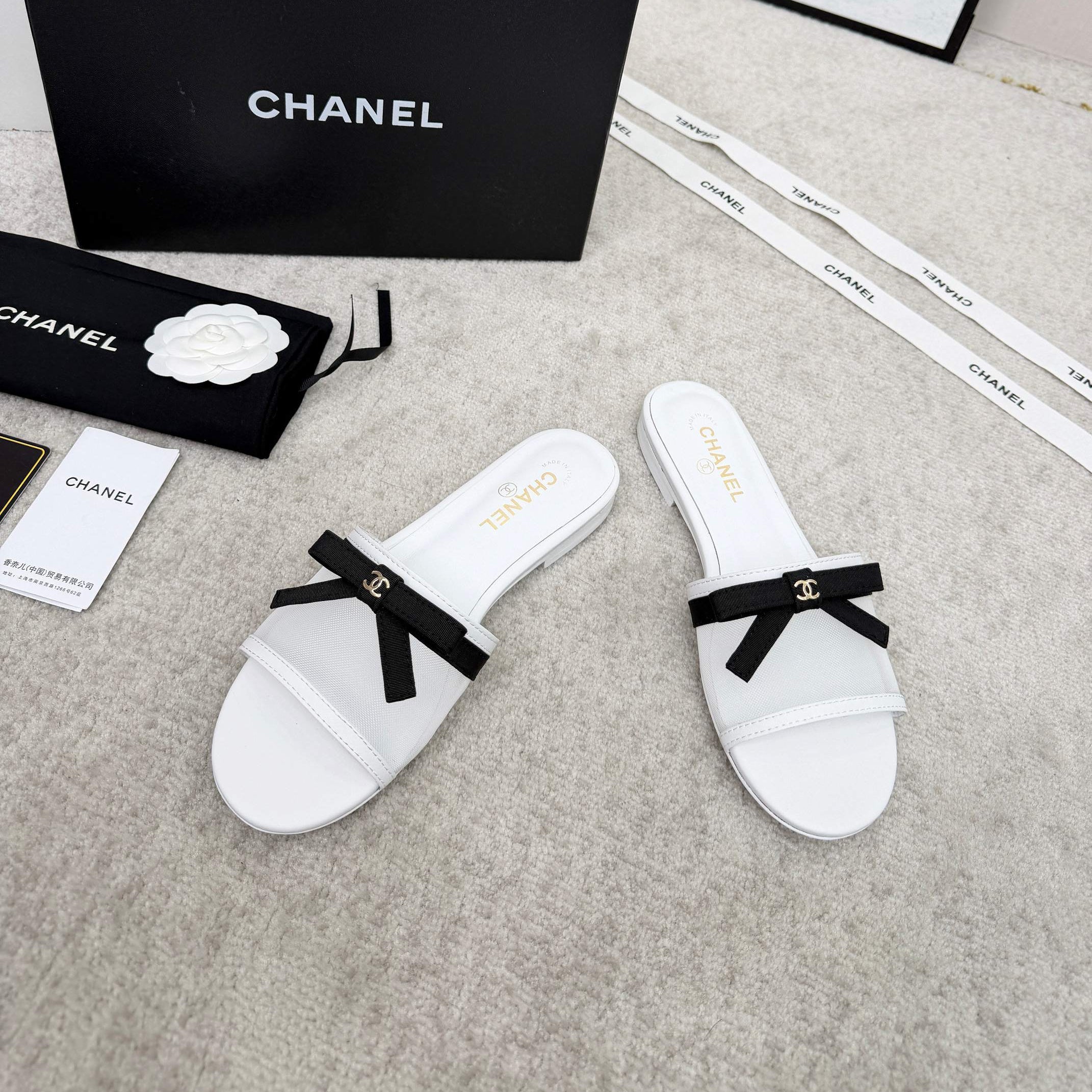 CHANEL 26S SLIDE SANDALS IN WHITE MESH AND CALFSKIN WITH BLACK RIBBON