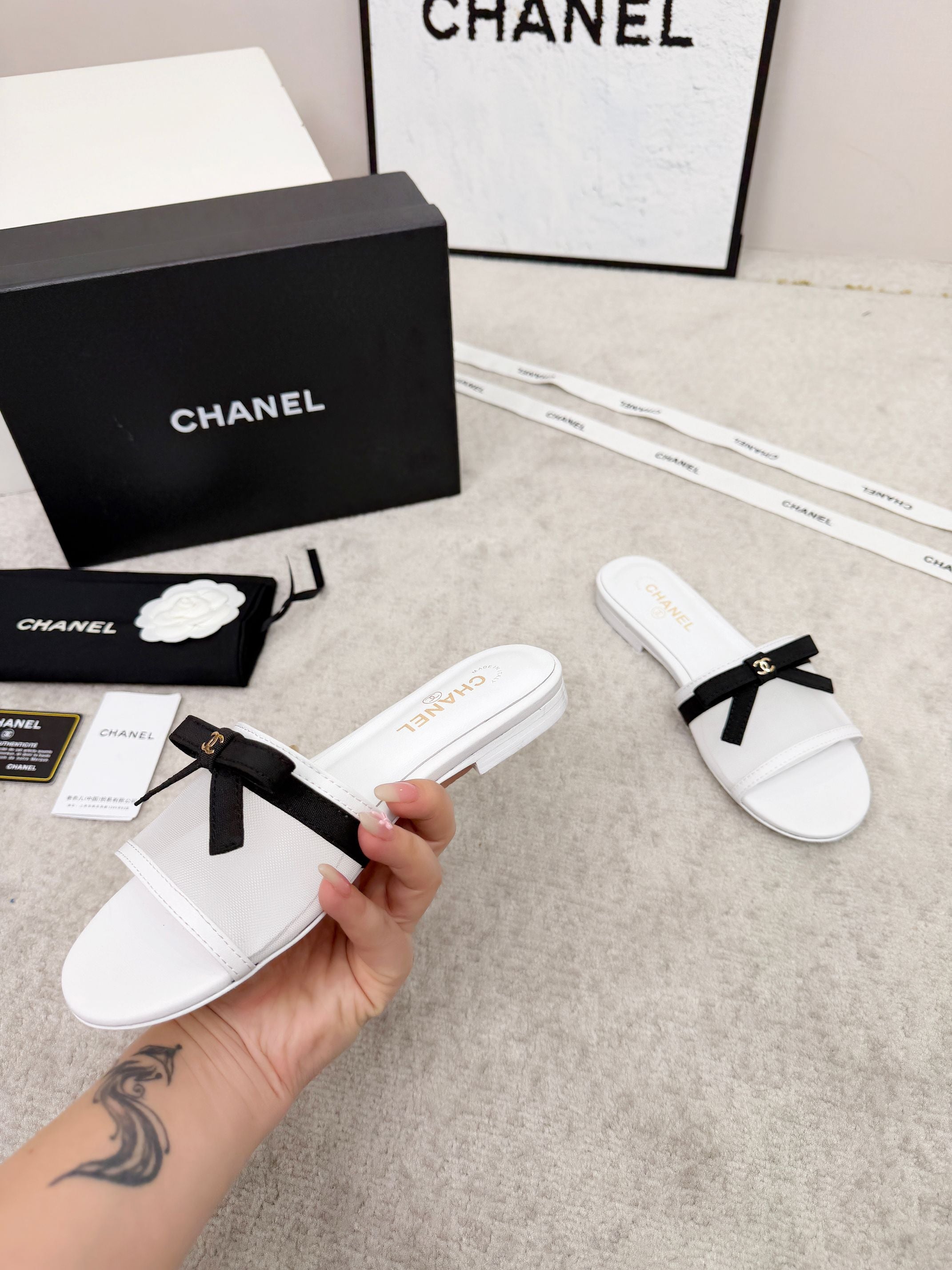 CHANEL 26S SLIDE SANDALS IN WHITE MESH AND CALFSKIN WITH BLACK RIBBON