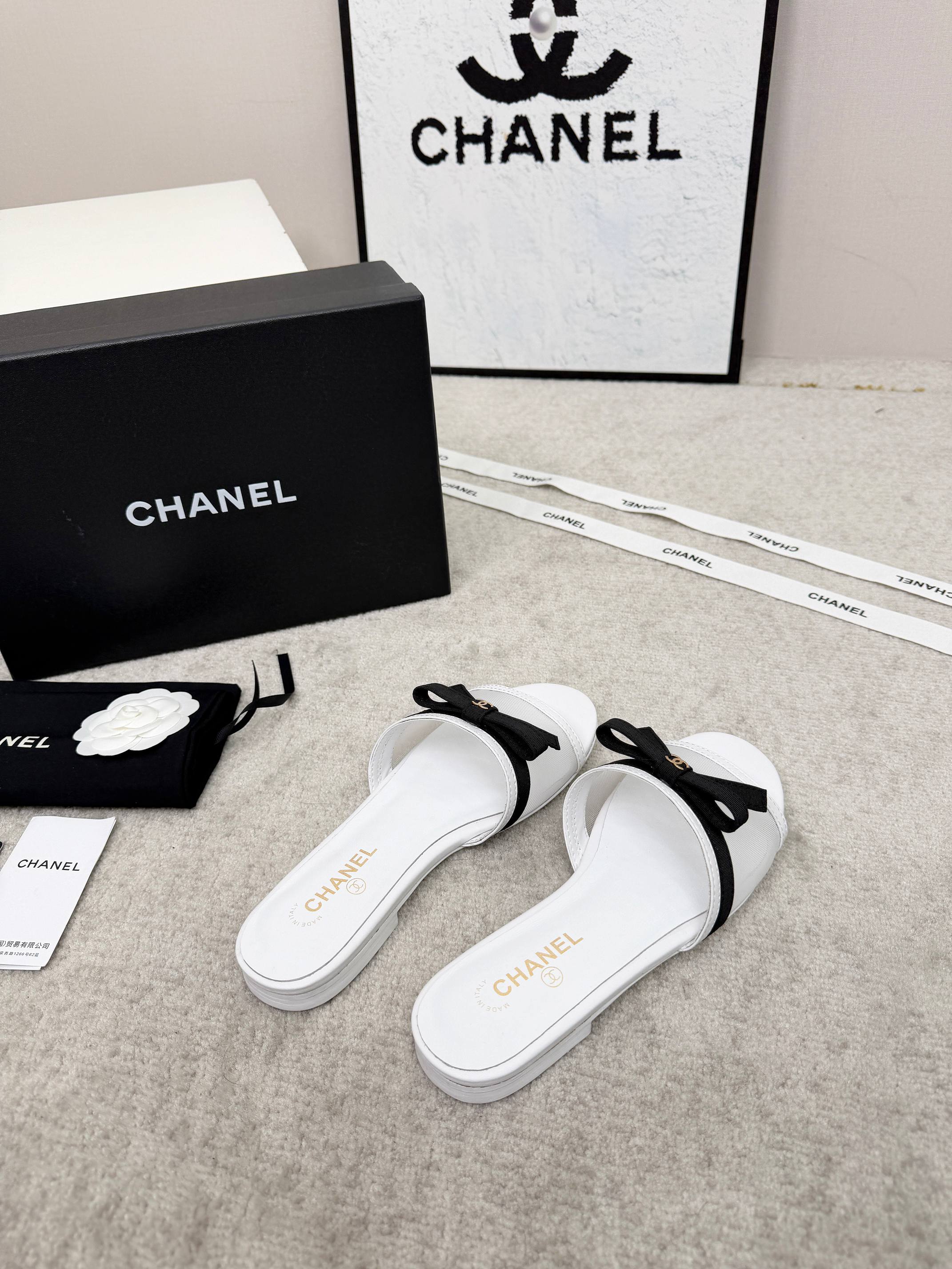 CHANEL 26S SLIDE SANDALS IN WHITE MESH AND CALFSKIN WITH BLACK RIBBON