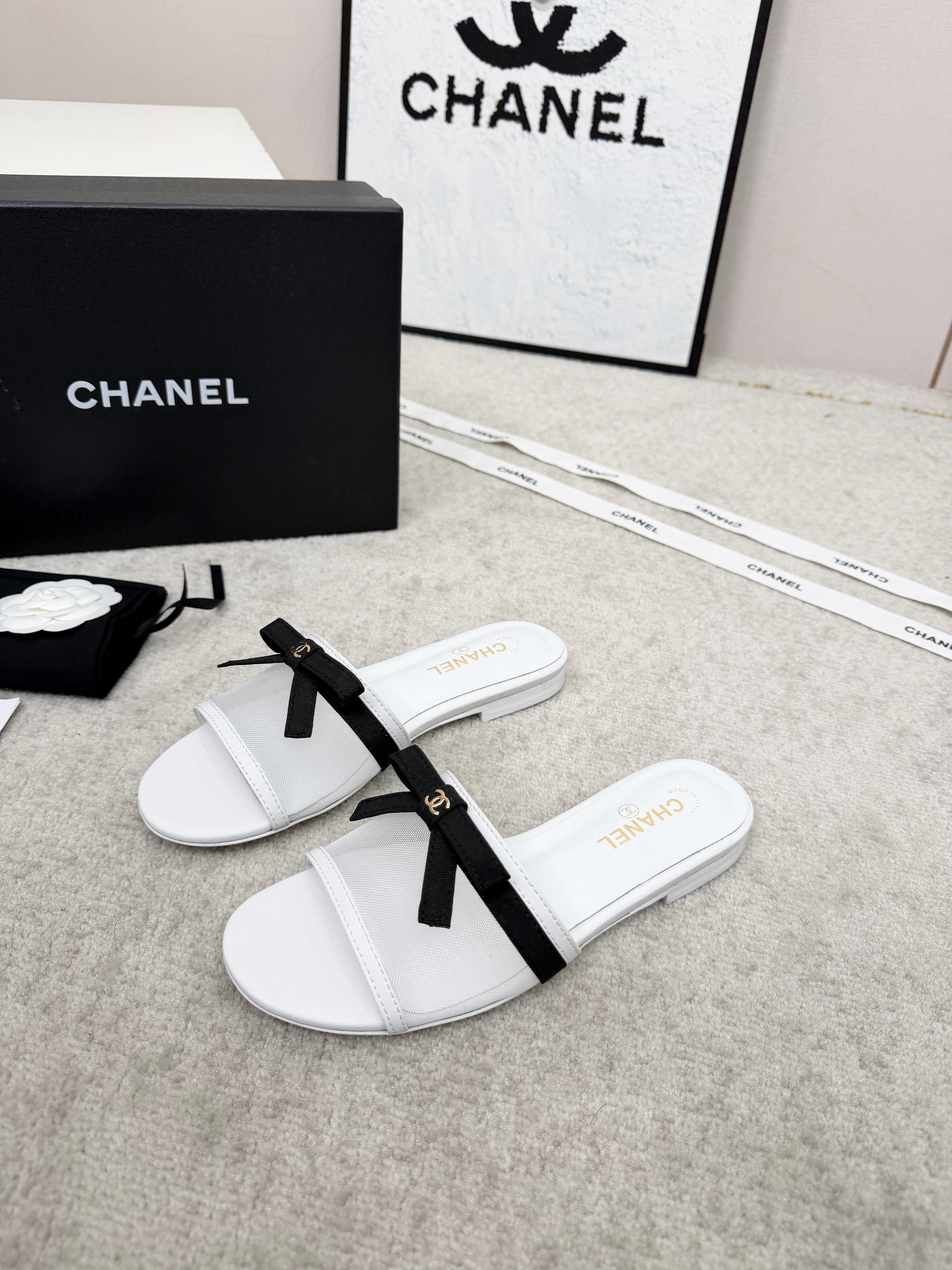 CHANEL 26S SLIDE SANDALS IN WHITE MESH AND CALFSKIN WITH BLACK RIBBON