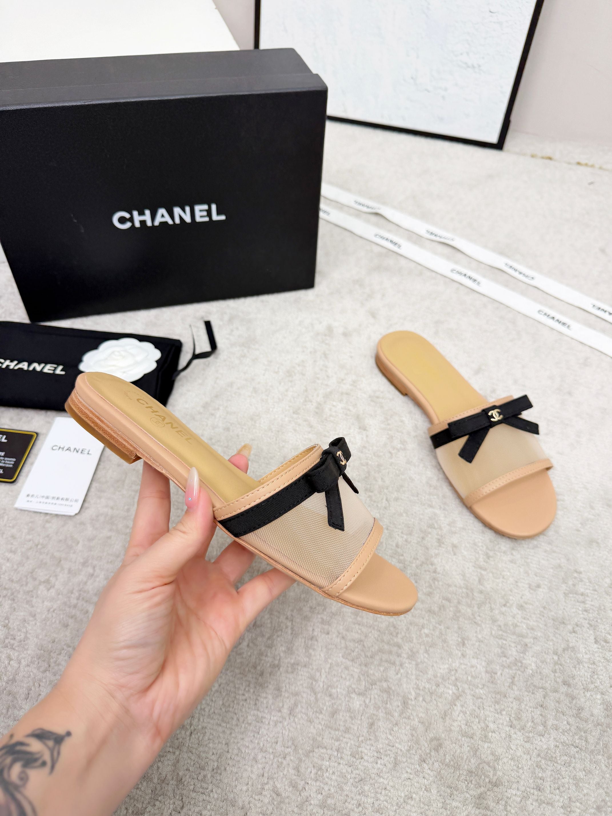 CHANEL 26S SLIDE SANDALS IN BEIGE MESH AND CALFSKIN WITH BLACK RIBBON