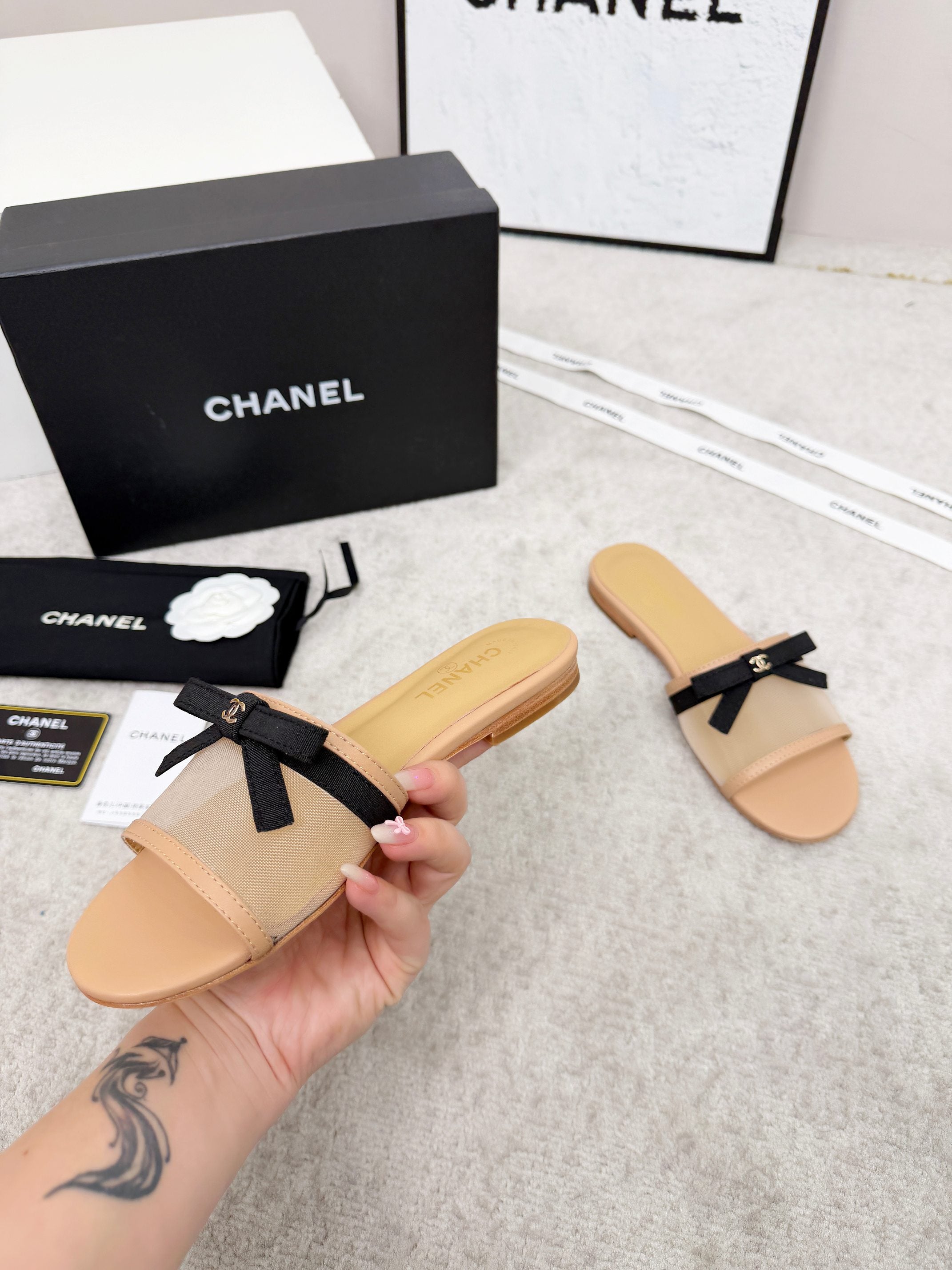 CHANEL 26S SLIDE SANDALS IN BEIGE MESH AND CALFSKIN WITH BLACK RIBBON