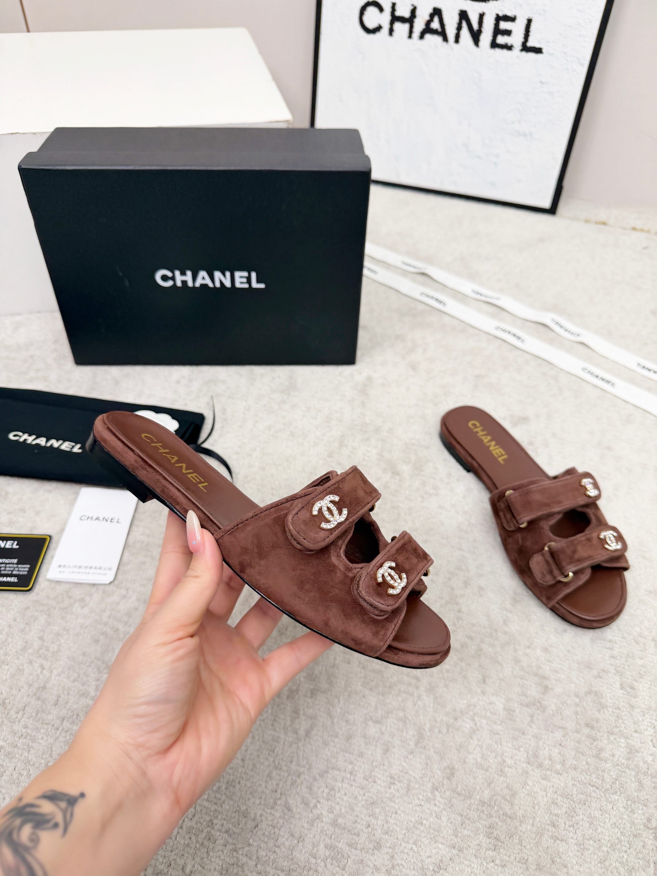 CHANEL 26S DOUBLE STRAP SLIDE SANDALS IN BROWN SUEDE AND CALFSKIN