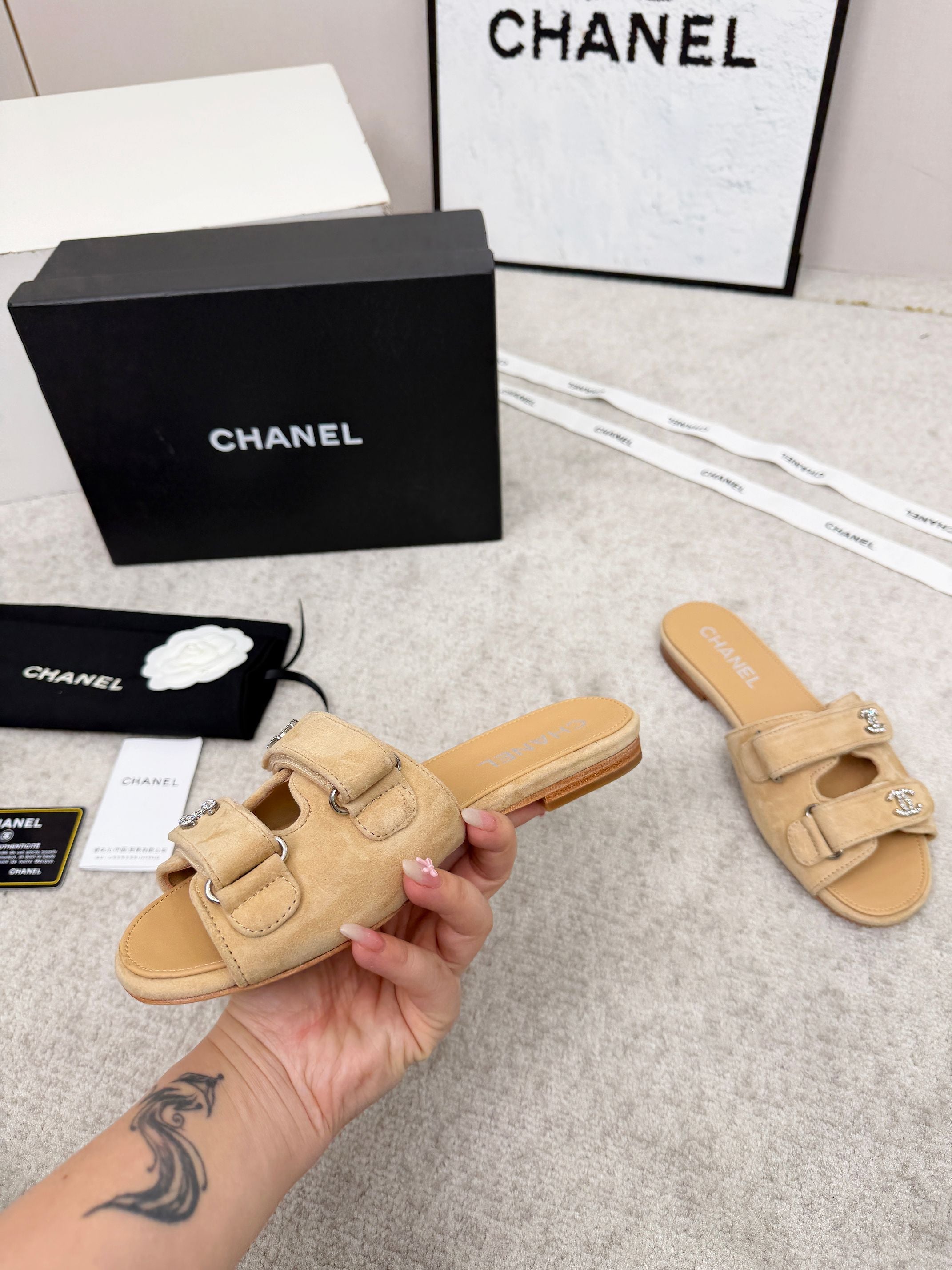 CHANEL 26S DOUBLE STRAP SLIDE SANDALS IN BEIGE SUEDE AND CALFSKIN