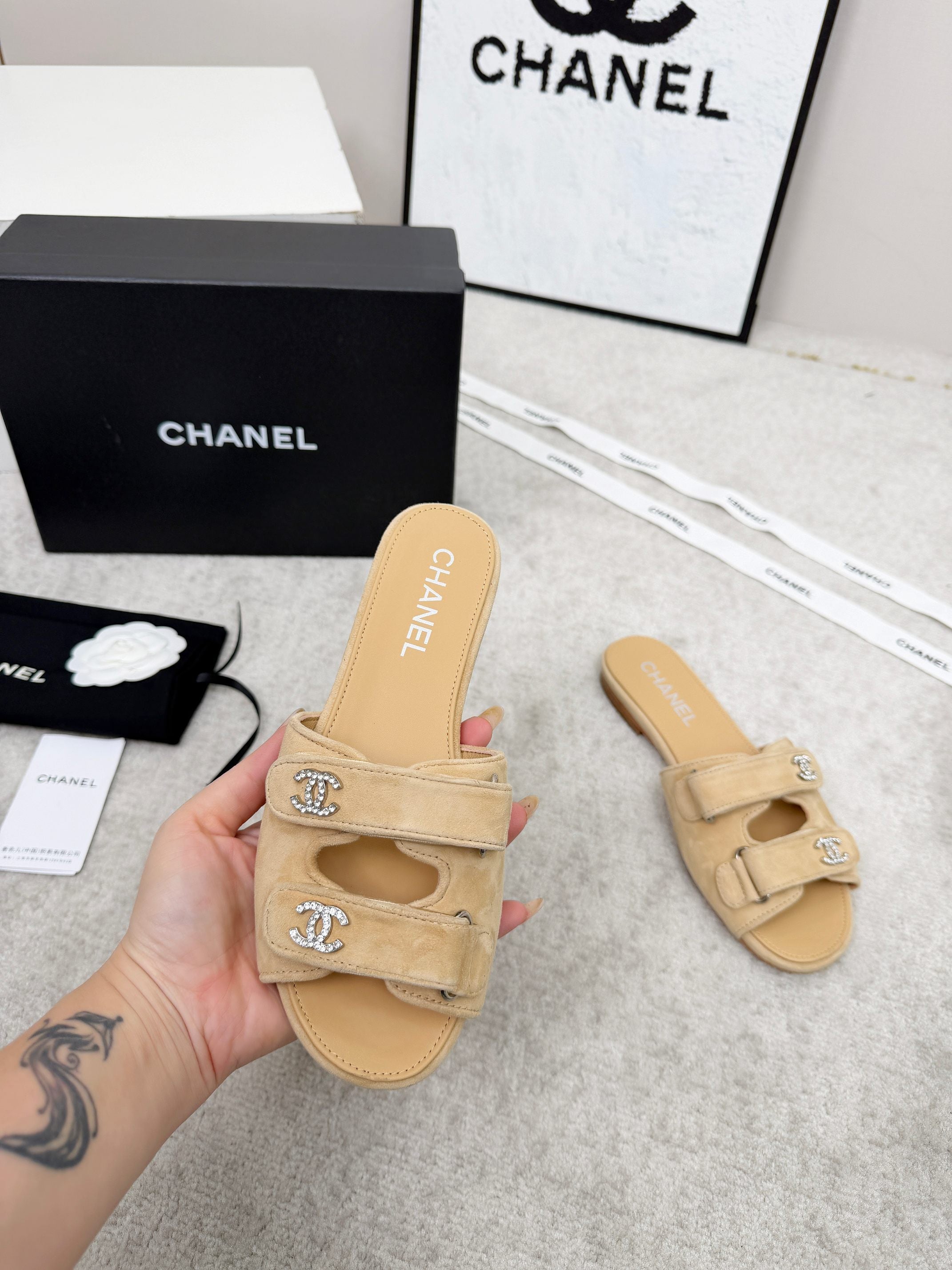 CHANEL 26S DOUBLE STRAP SLIDE SANDALS IN BEIGE SUEDE AND CALFSKIN