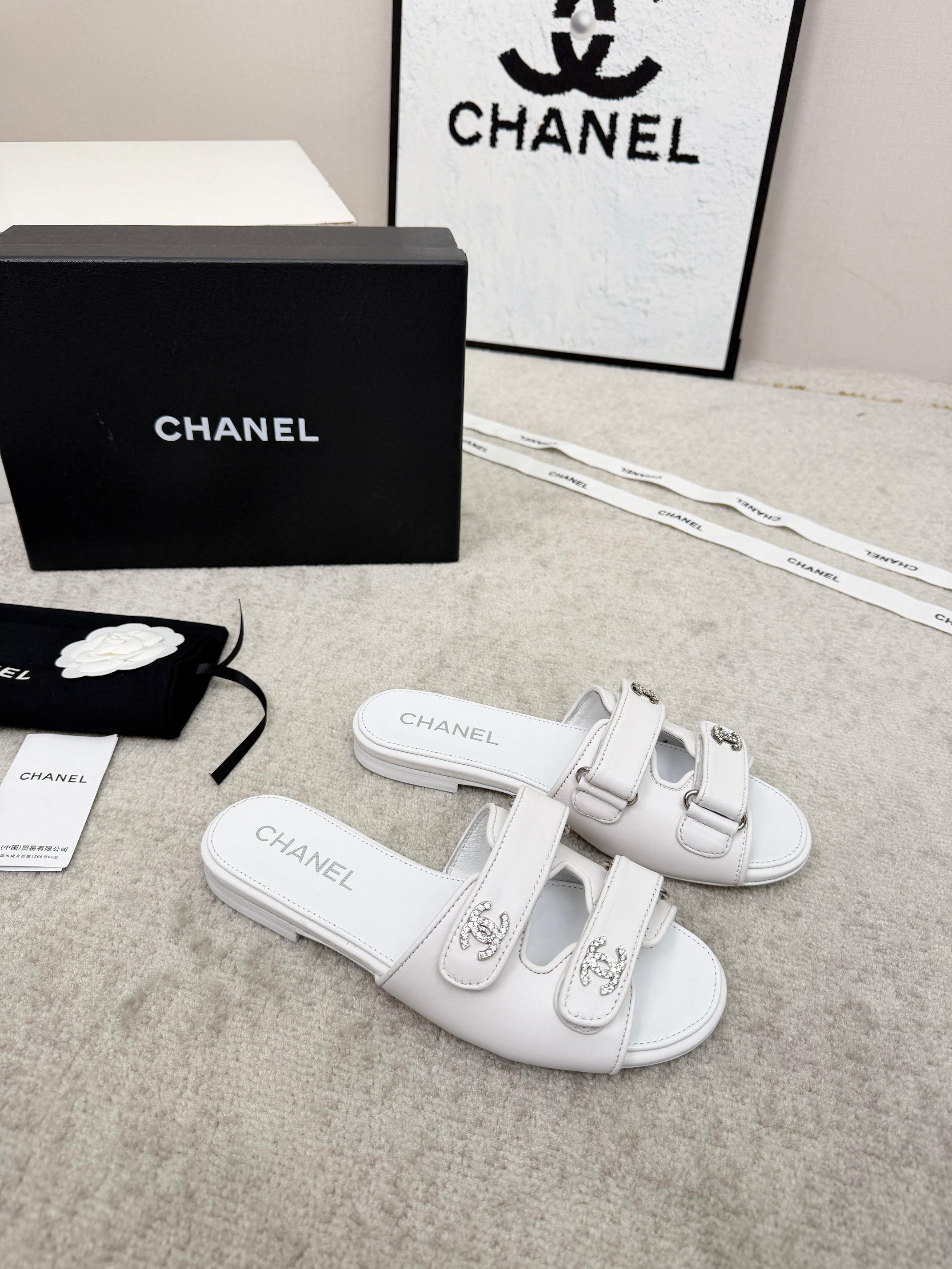 CHANEL 26S DOUBLE STRAP SLIDE SANDALS IN WHITE CALFSKIN