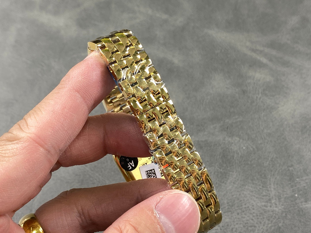 PANTHÈRE CARTIER WATCH IN GOLD CASE