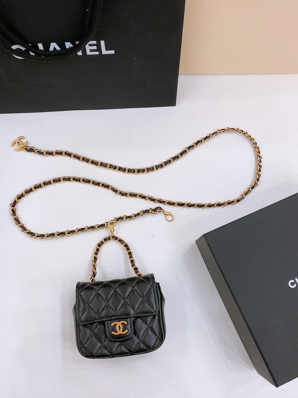 CHAIN BELT WITH GOLD METAL BLACK CALFSKIN INTERLINKING STRAPS AND MINI BAG