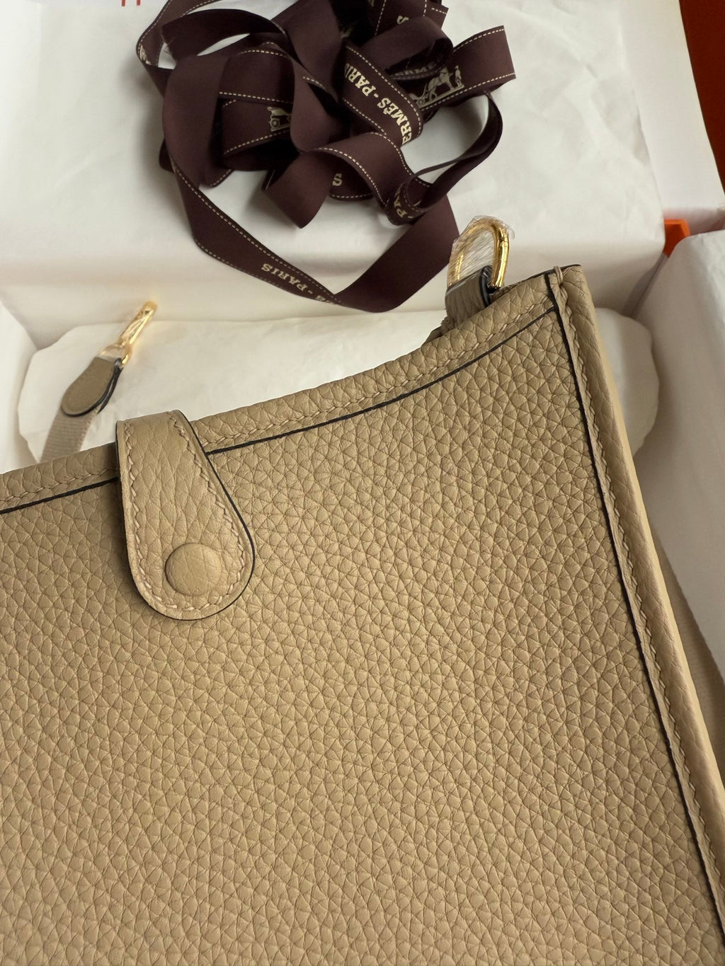 HM 25S EVELYNE 17 CM IN BEIGE COWHIDE WITH GOLD HARDWARE