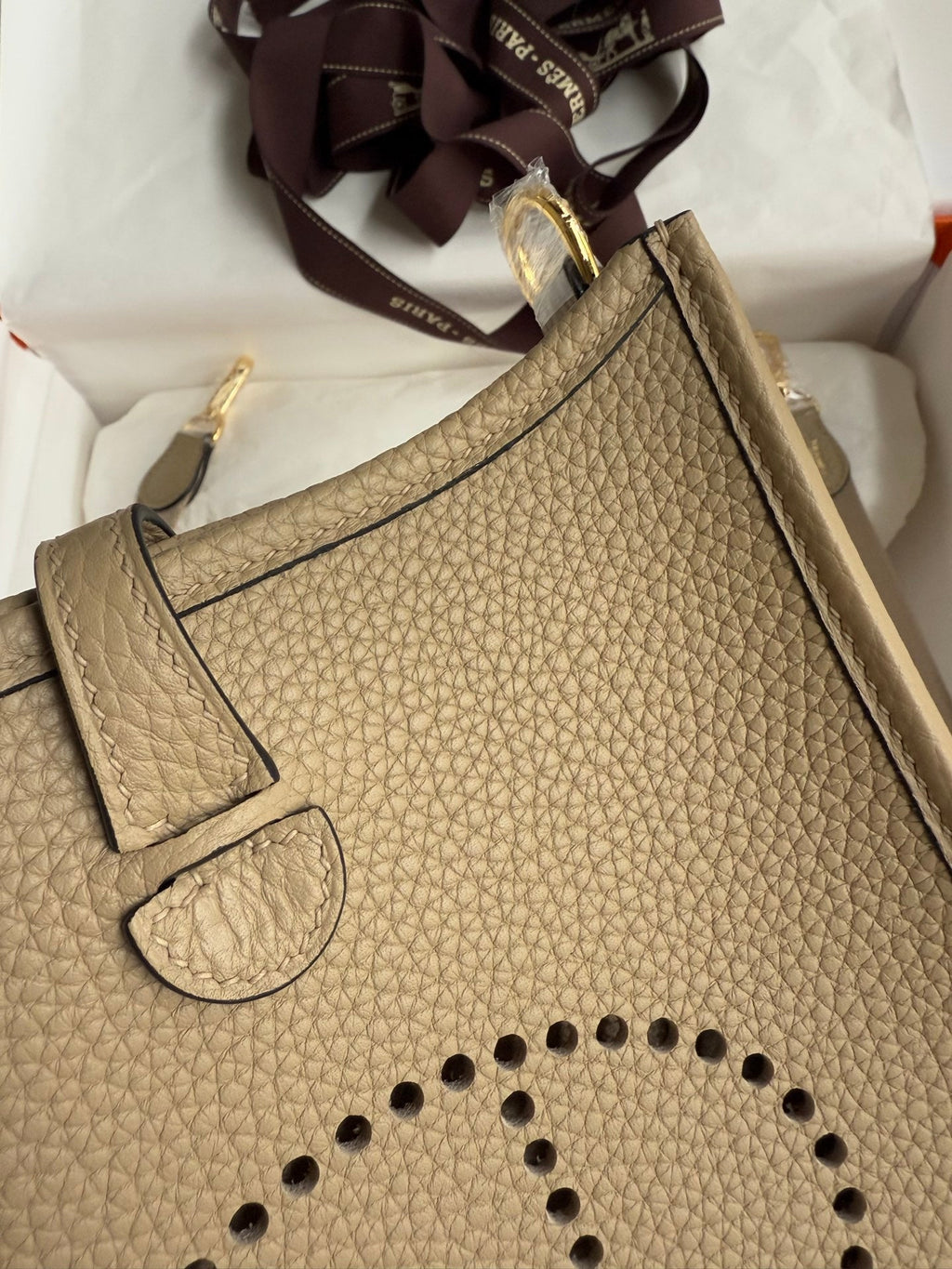 HM 25S EVELYNE 17 CM IN BEIGE COWHIDE WITH GOLD HARDWARE