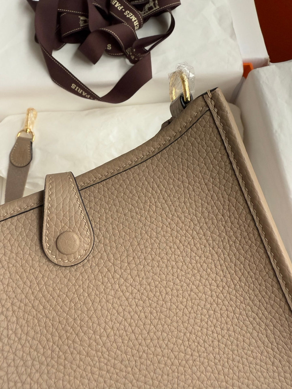 HM 25S EVELYNE 17 CM IN DARK BEIGE COWHIDE WITH GOLD HARDWARE