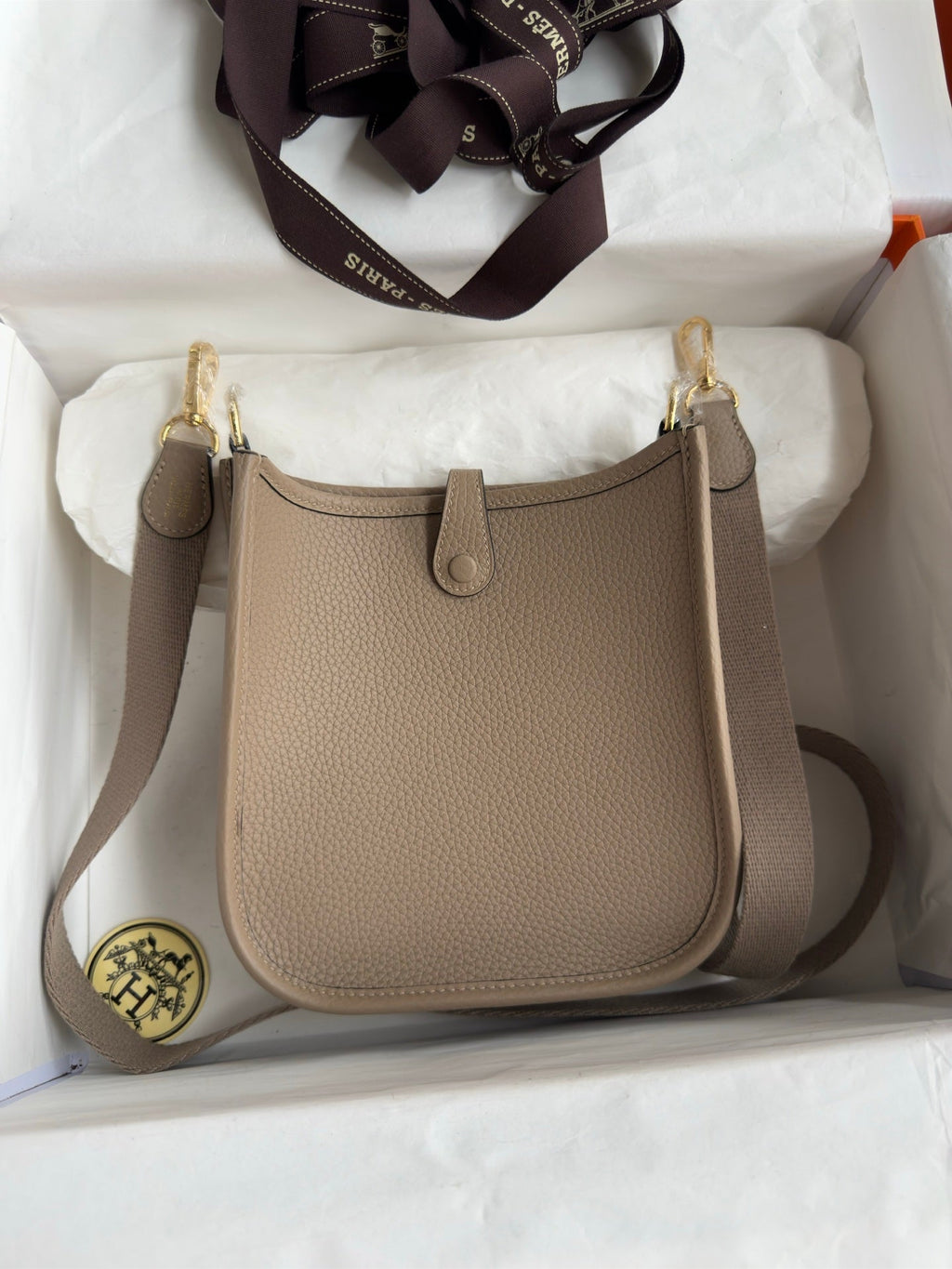 HM 25S EVELYNE 17 CM IN DARK BEIGE COWHIDE WITH GOLD HARDWARE
