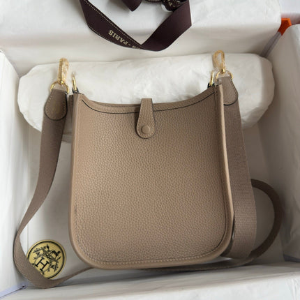 HM 25S EVELYNE 17 CM IN DARK BEIGE COWHIDE WITH GOLD HARDWARE