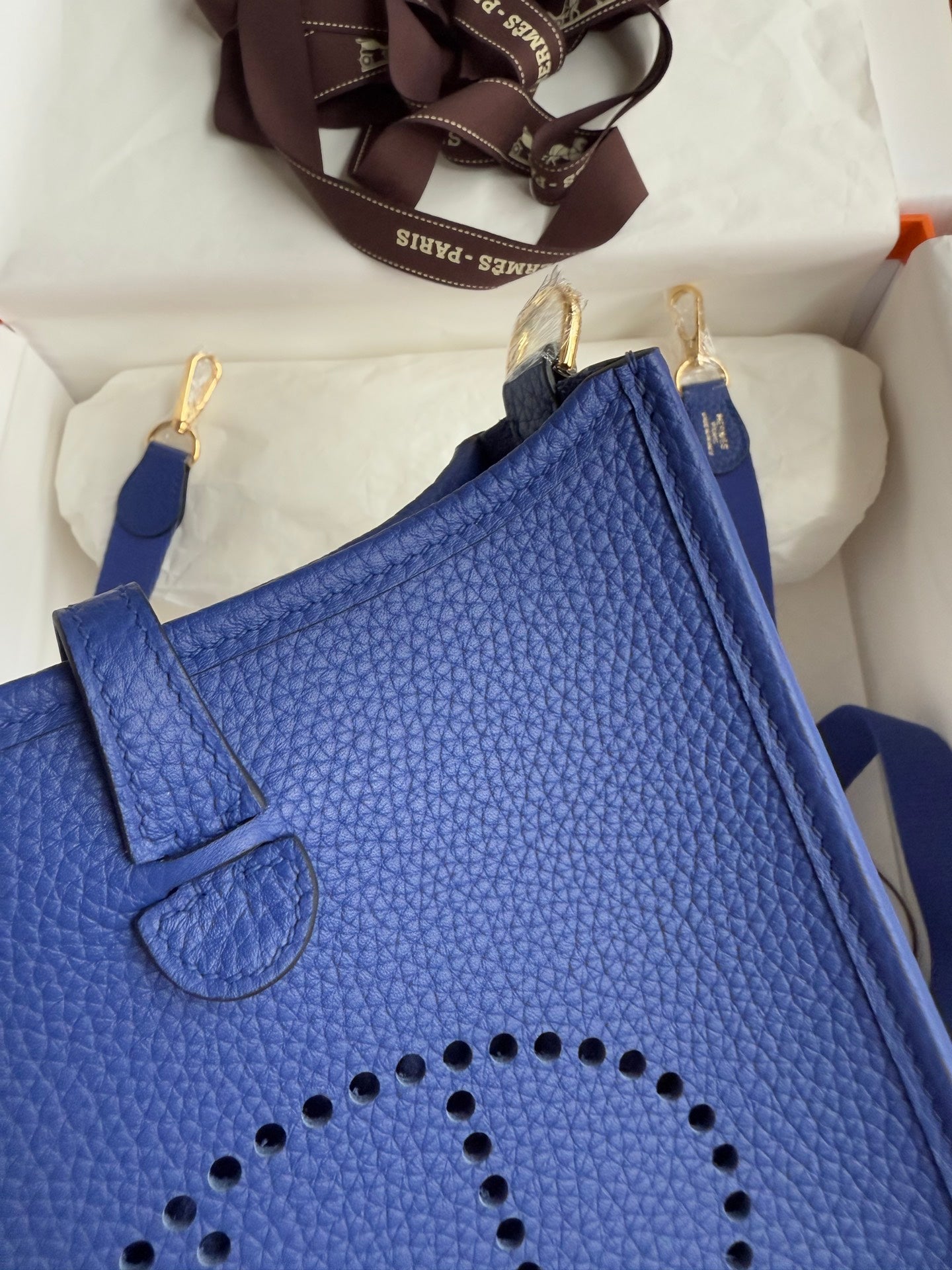 HM 25S EVELYNE 17 CM IN NAVY BLUE COWHIDE WITH GOLD HARDWARE