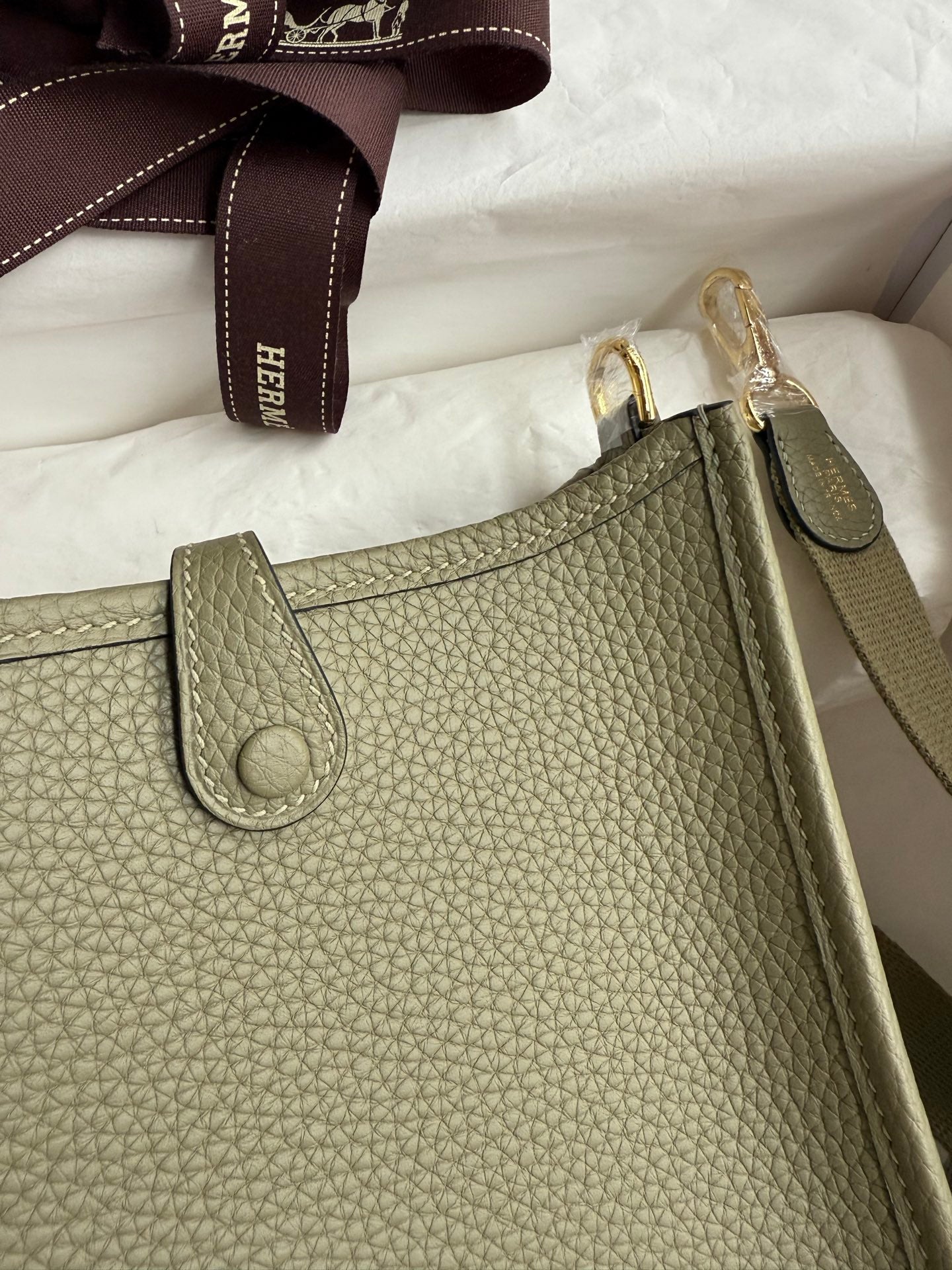 HM 25S EVELYNE 17 CM IN OLIVE GRAY COWHIDE WITH GOLD HARDWARE
