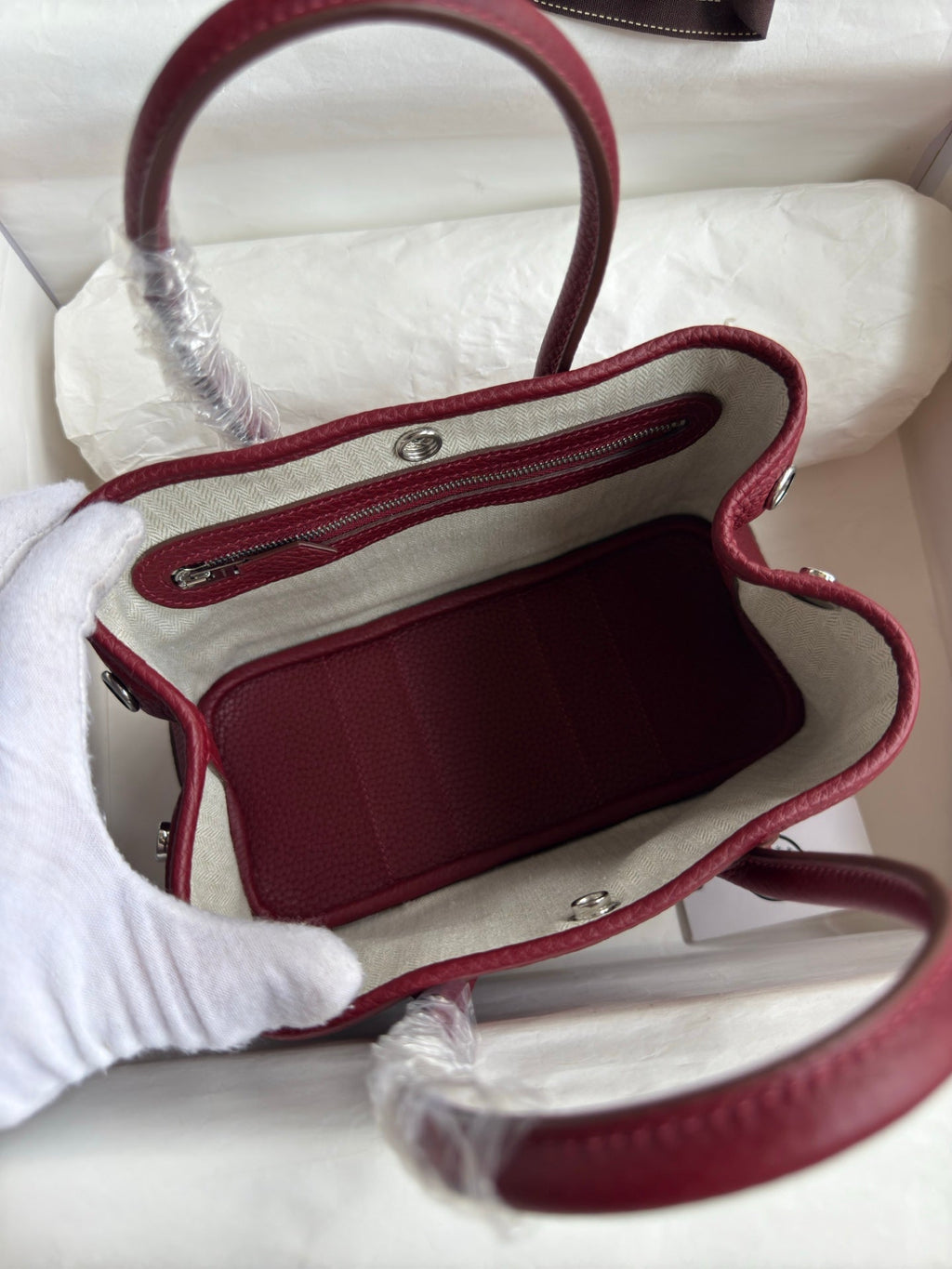 HM 25S GARDEN PARTY 23 CM IN DARK RED TOGO