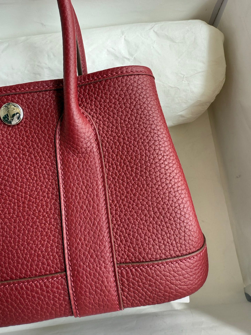 HM 25S GARDEN PARTY 23 CM IN DARK RED TOGO