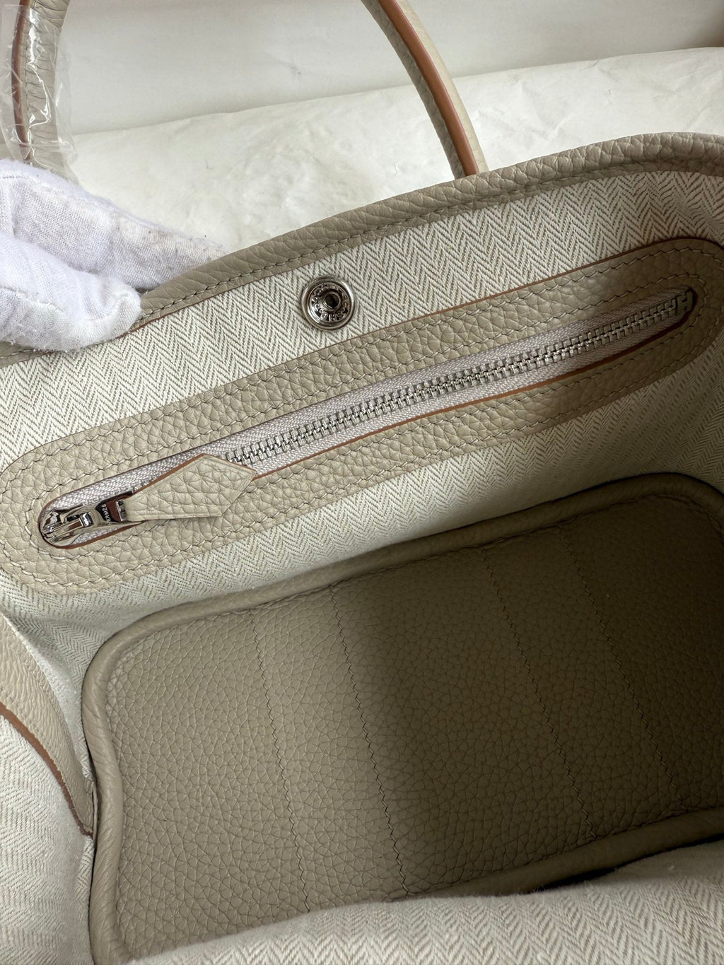 HM 25S GARDEN PARTY 23 CM IN LIGHT BEIGE GRAY TOGO