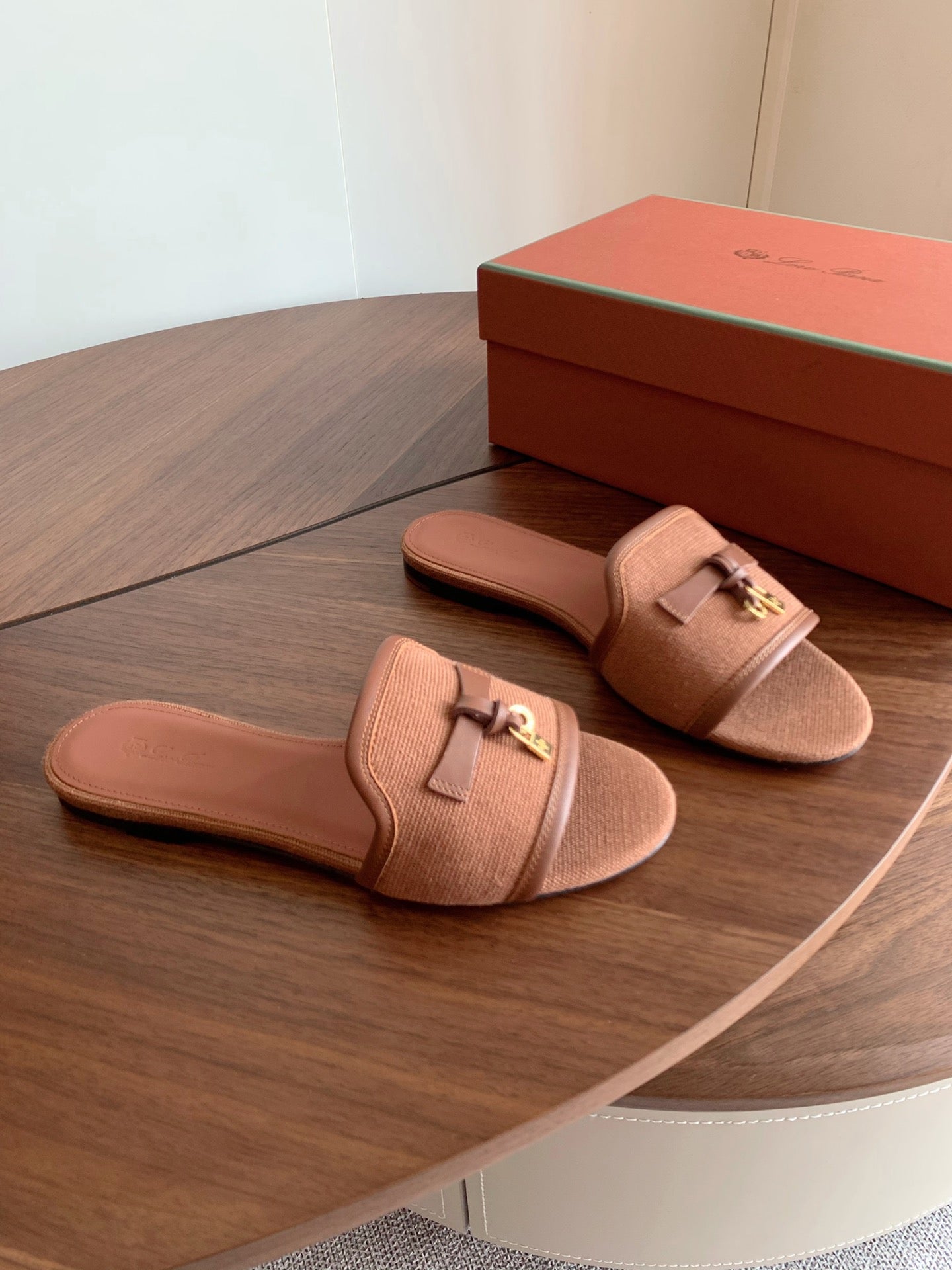 LP 26S SUMMER CHARMS SLIDES IN CARAMEL BROWN CANVAS AND CALFSKIN GOLD HARDWARE