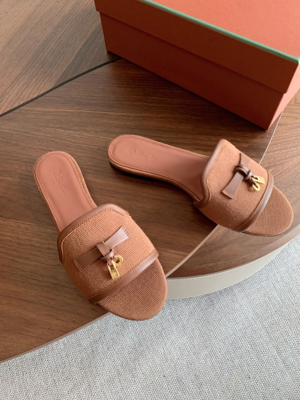 LP 26S SUMMER CHARMS SLIDES IN CARAMEL BROWN CANVAS AND CALFSKIN GOLD HARDWARE