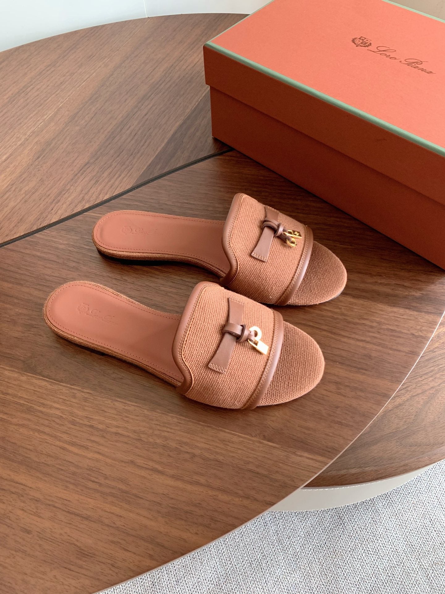 LP 26S SUMMER CHARMS SLIDES IN CARAMEL BROWN CANVAS AND CALFSKIN GOLD HARDWARE