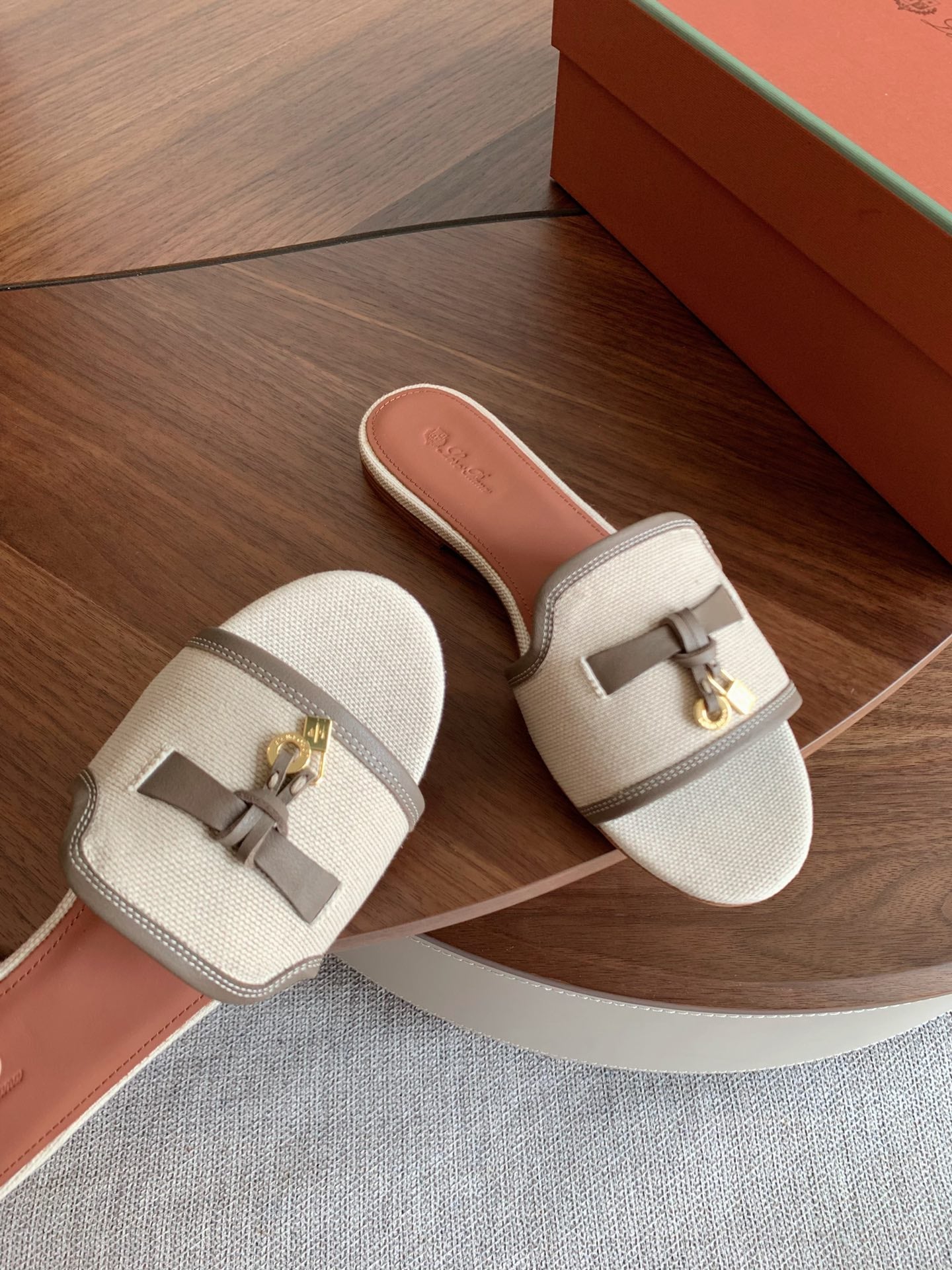 LP 26S SUMMER CHARMS SLIDES IN BEIGE CANVAS AND TAUPE BROWN CALFSKIN GOLD HARDWARE