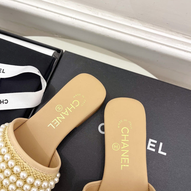 FLAT SLIDE IN FLAX YELLOW CALFSKIN WITH PEARLS