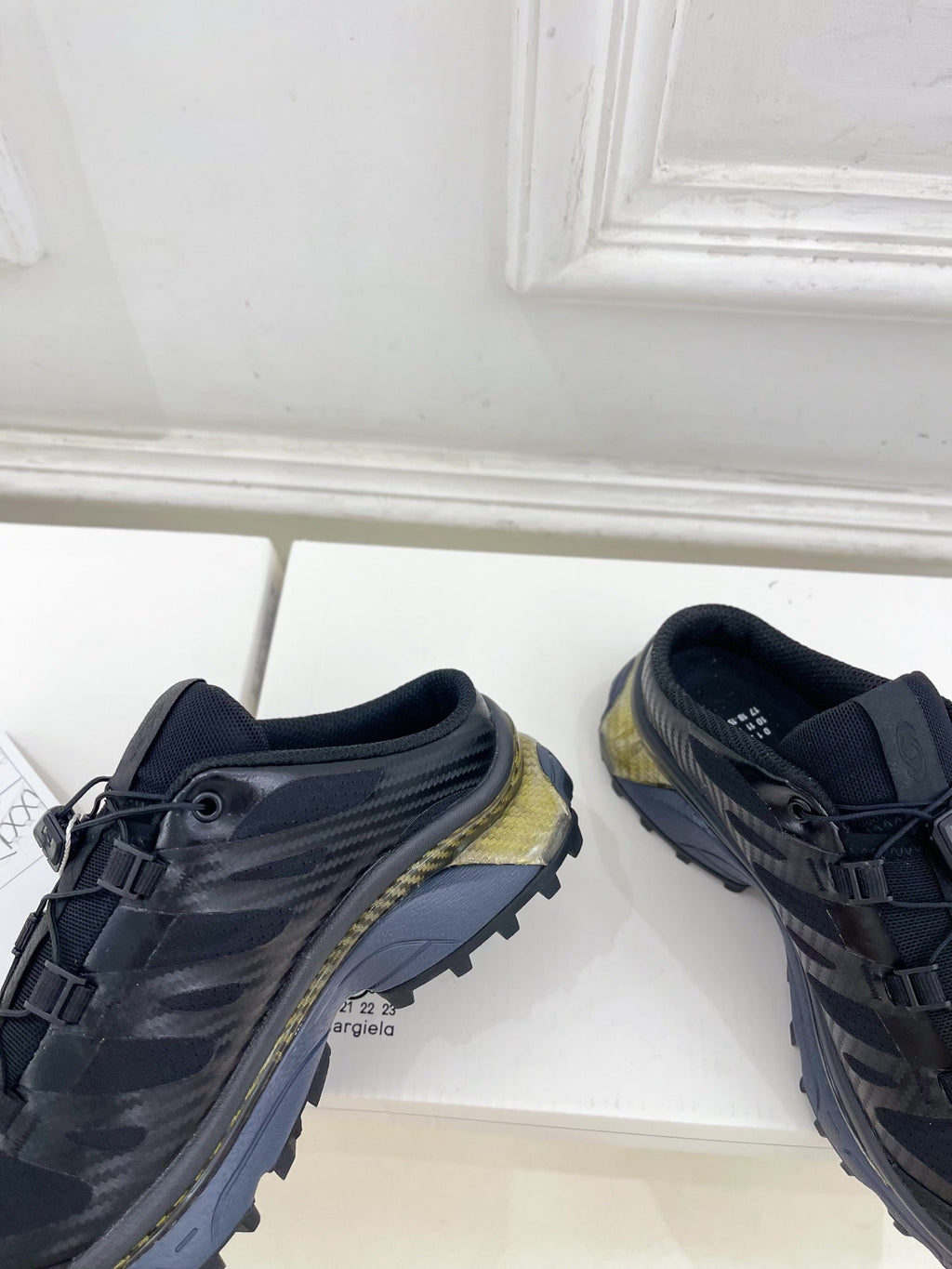 ALO 25S SALOMON XT-6 SNEAKER MULE IN BLACK TPU