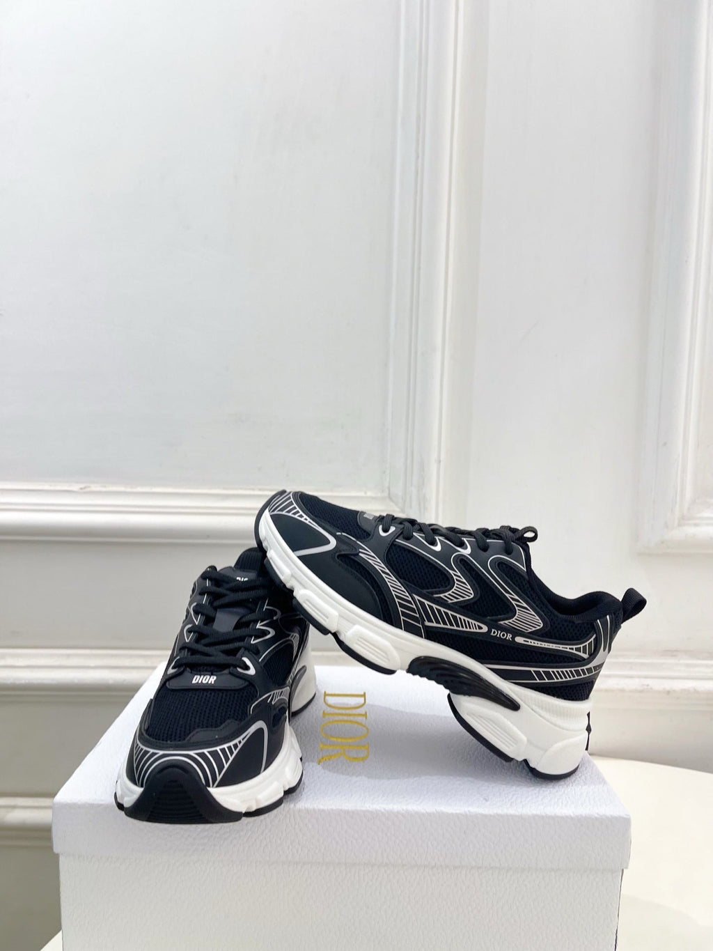 DIOR 26S SNEAKER IN BLACK CALFSKIN AND MESH FABRIC