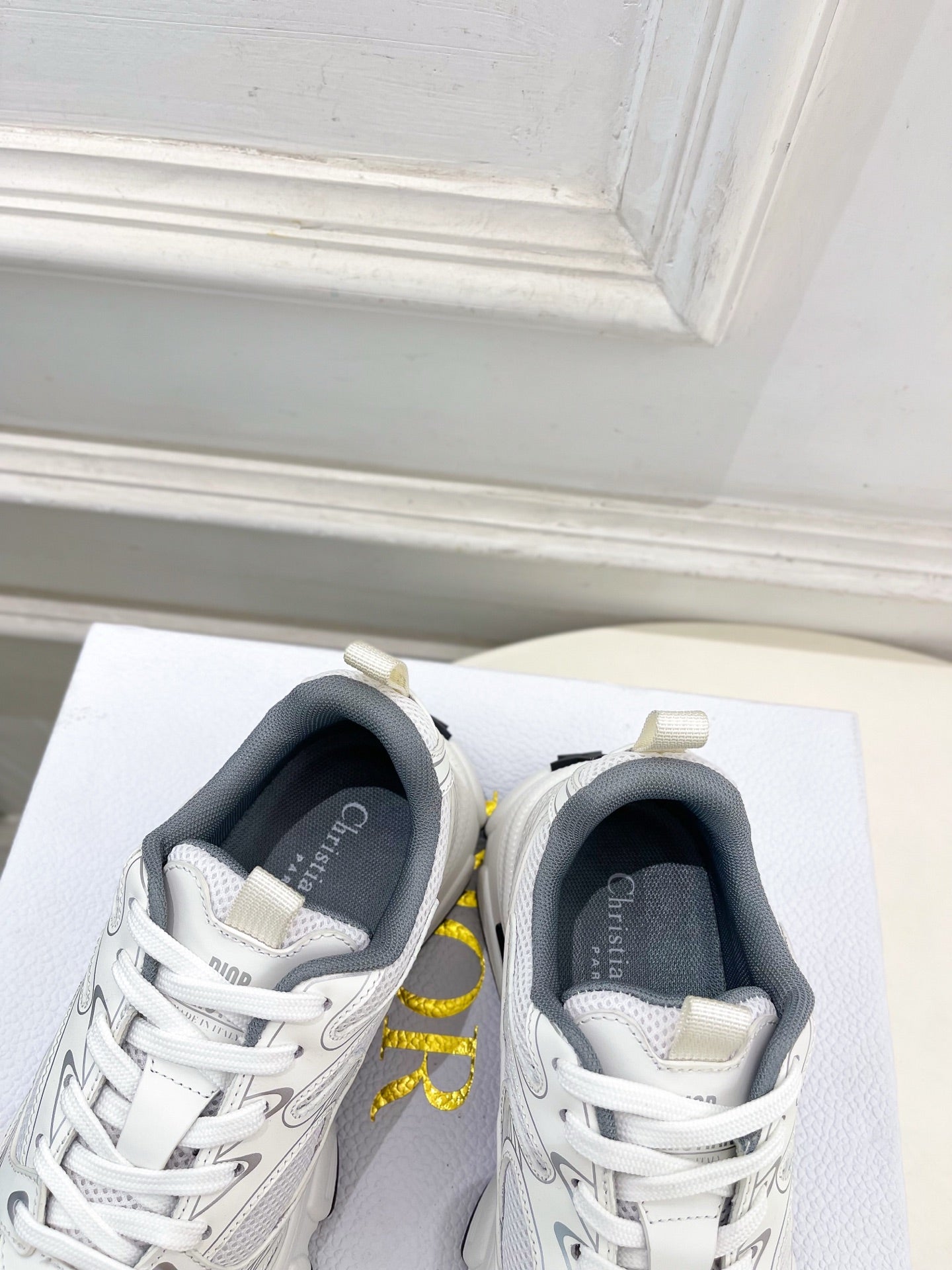 DIOR 26S SNEAKER IN WHITE GREY CALFSKIN AND MESH FABRIC