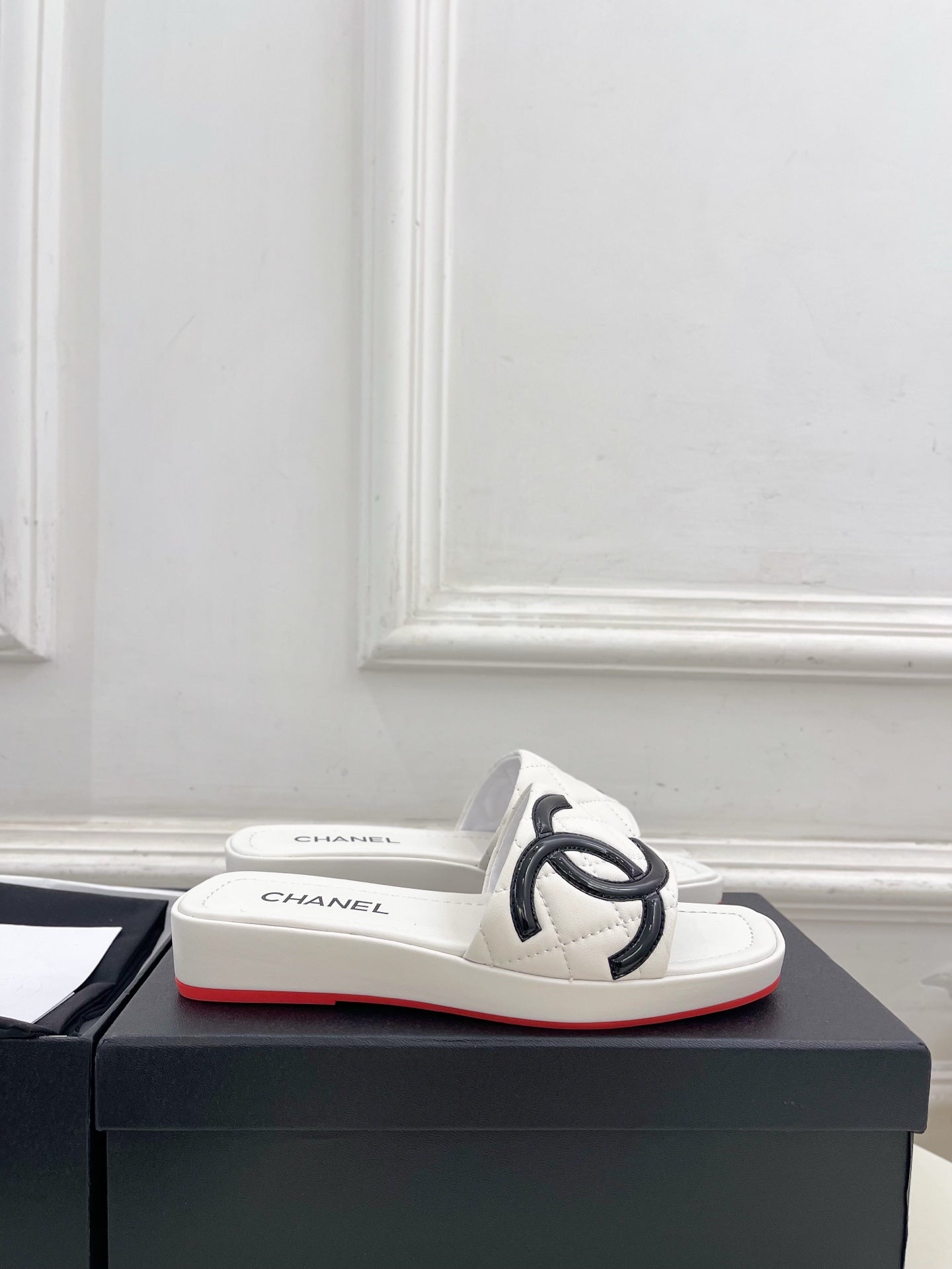 CHANEL 26S FLAT SLIDES IN WHITE LAMBSKIN WITH BLACK CC LOGO