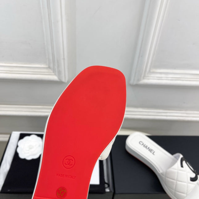 CHANEL 26S FLAT SLIDES IN WHITE LAMBSKIN WITH BLACK CC LOGO