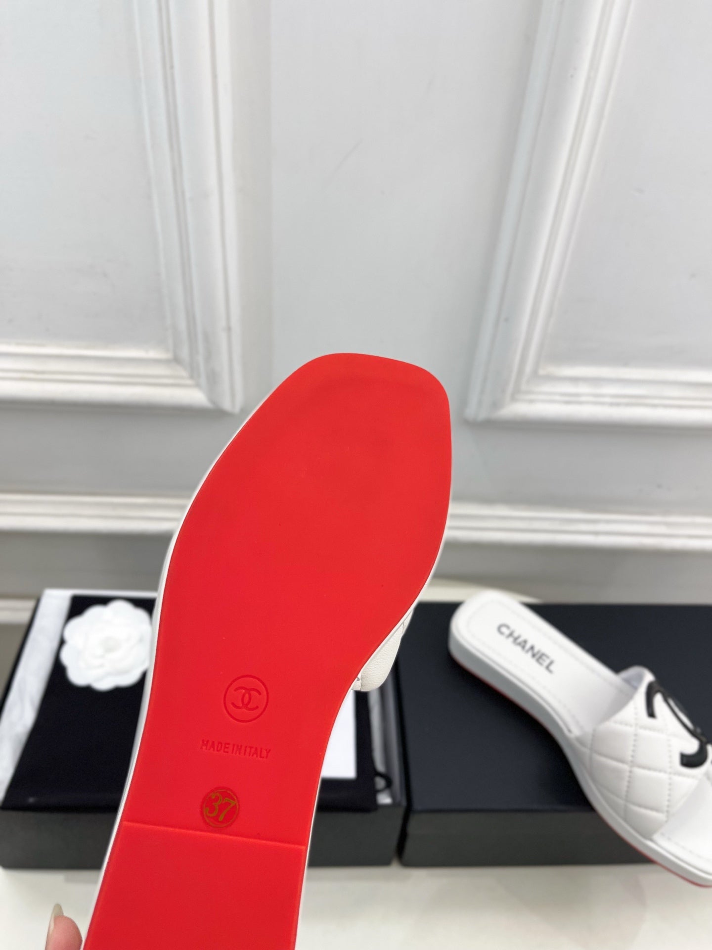 CHANEL 26S FLAT SLIDES IN WHITE LAMBSKIN WITH BLACK CC LOGO