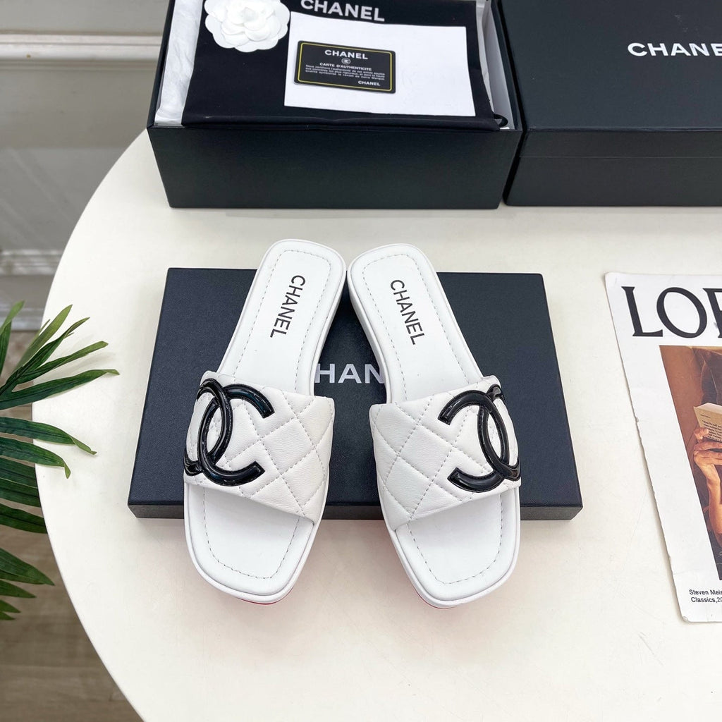 CHANEL 26S FLAT SLIDES IN WHITE LAMBSKIN WITH BLACK CC LOGO