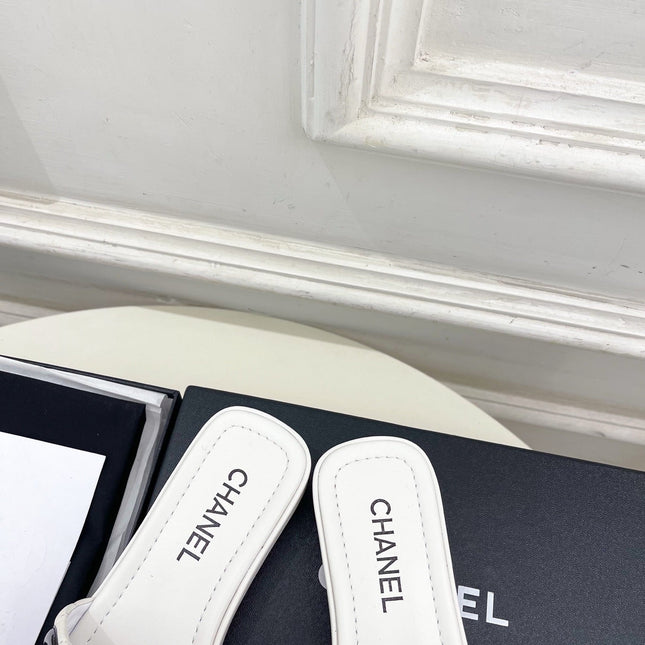CHANEL 26S FLAT SLIDES IN WHITE LAMBSKIN WITH BLACK CC LOGO