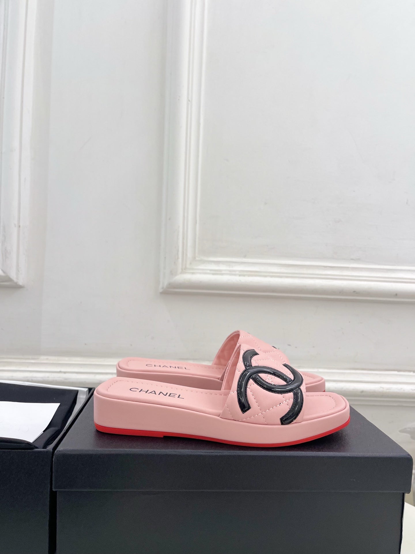 CHANEL 26S FLAT SLIDES IN LIGHT PINK LAMBSKIN WITH BLACK CC LOGO