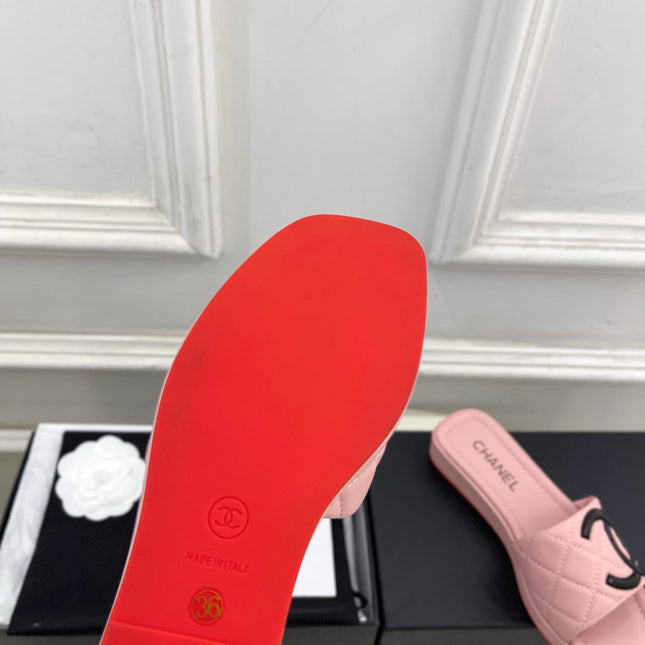 CHANEL 26S FLAT SLIDES IN LIGHT PINK LAMBSKIN WITH BLACK CC LOGO