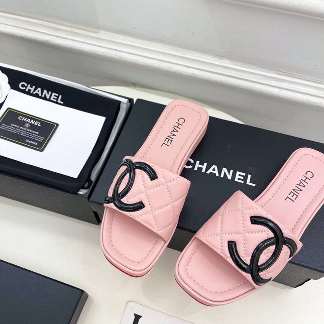 CHANEL 26S FLAT SLIDES IN LIGHT PINK LAMBSKIN WITH BLACK CC LOGO