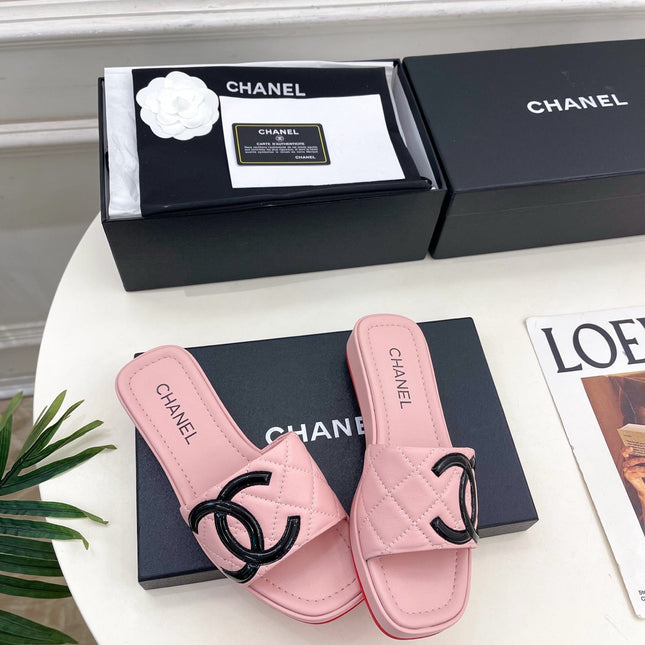 CHANEL 26S FLAT SLIDES IN LIGHT PINK LAMBSKIN WITH BLACK CC LOGO