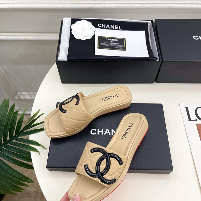 CHANEL 26S FLAT SLIDES IN BEIGE LAMBSKIN WITH BLACK CC LOGO