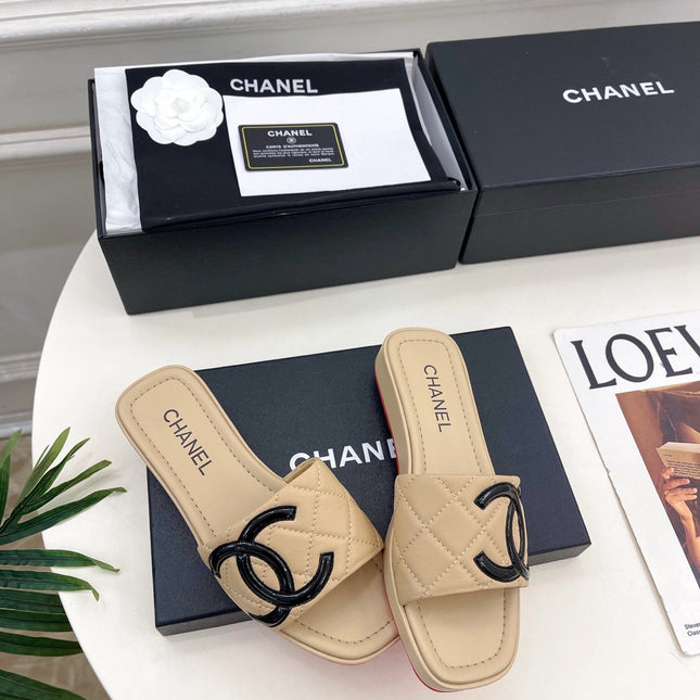 CHANEL 26S FLAT SLIDES IN BEIGE LAMBSKIN WITH BLACK CC LOGO