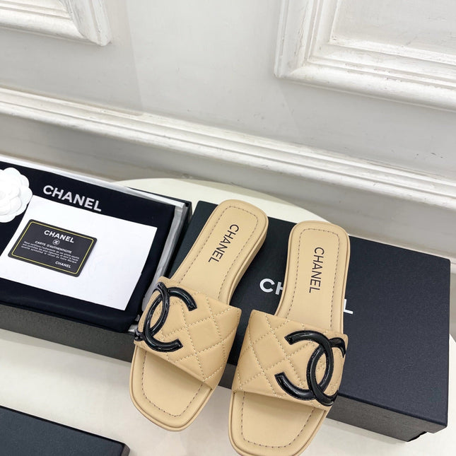 CHANEL 26S FLAT SLIDES IN BEIGE LAMBSKIN WITH BLACK CC LOGO