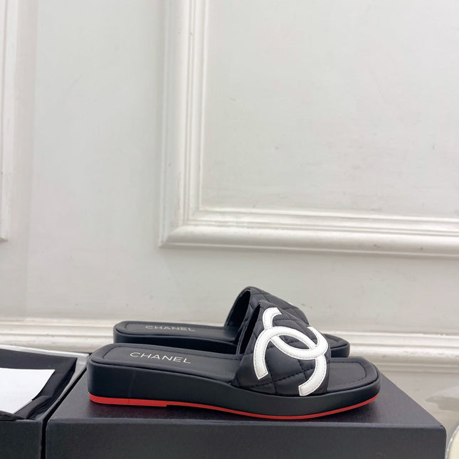 CHANEL 26S FLAT SLIDES IN BLACK LAMBSKIN WITH WHITE CC LOGO